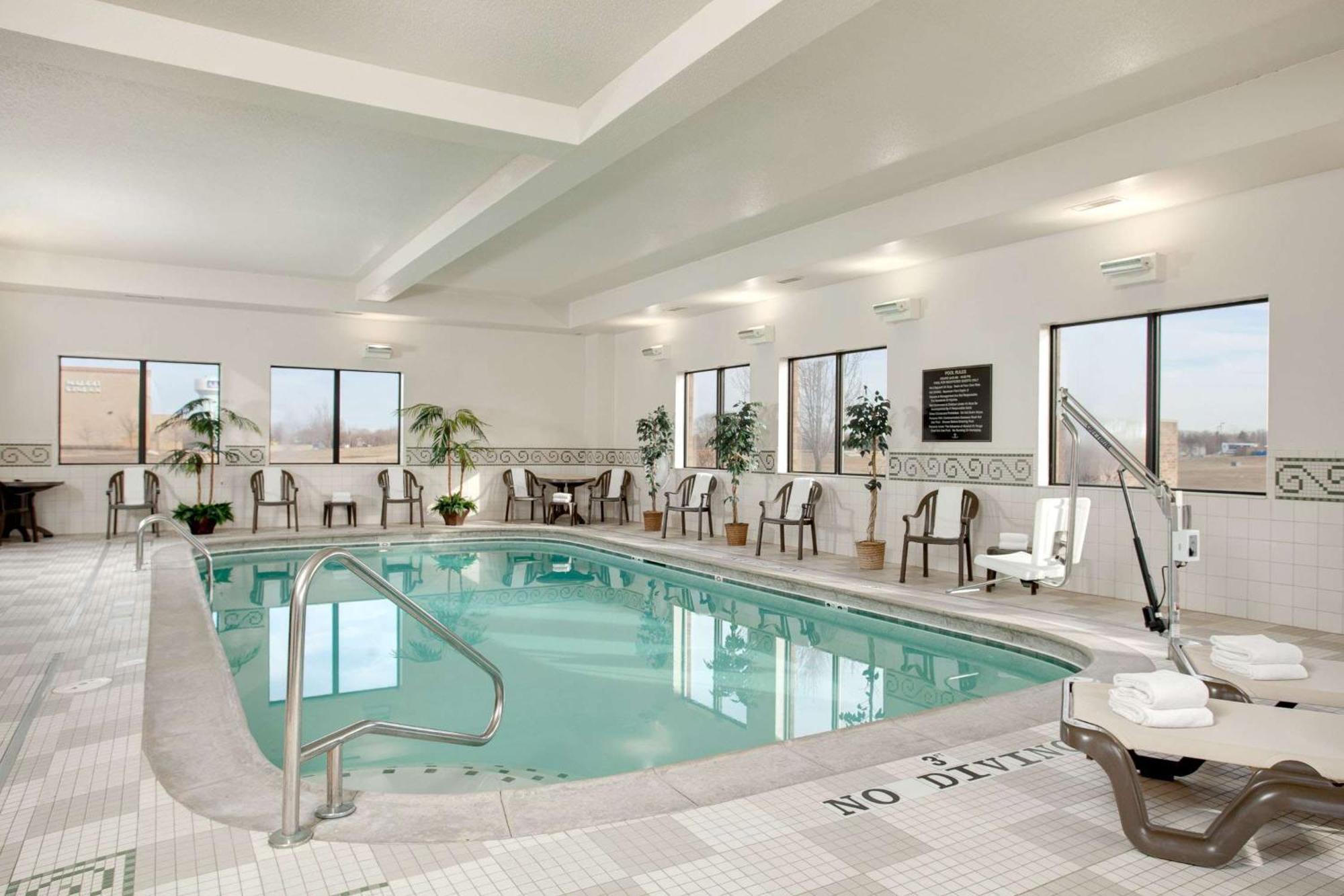 Hampton Inn & Suites אדיסון מראה חיצוני תמונה